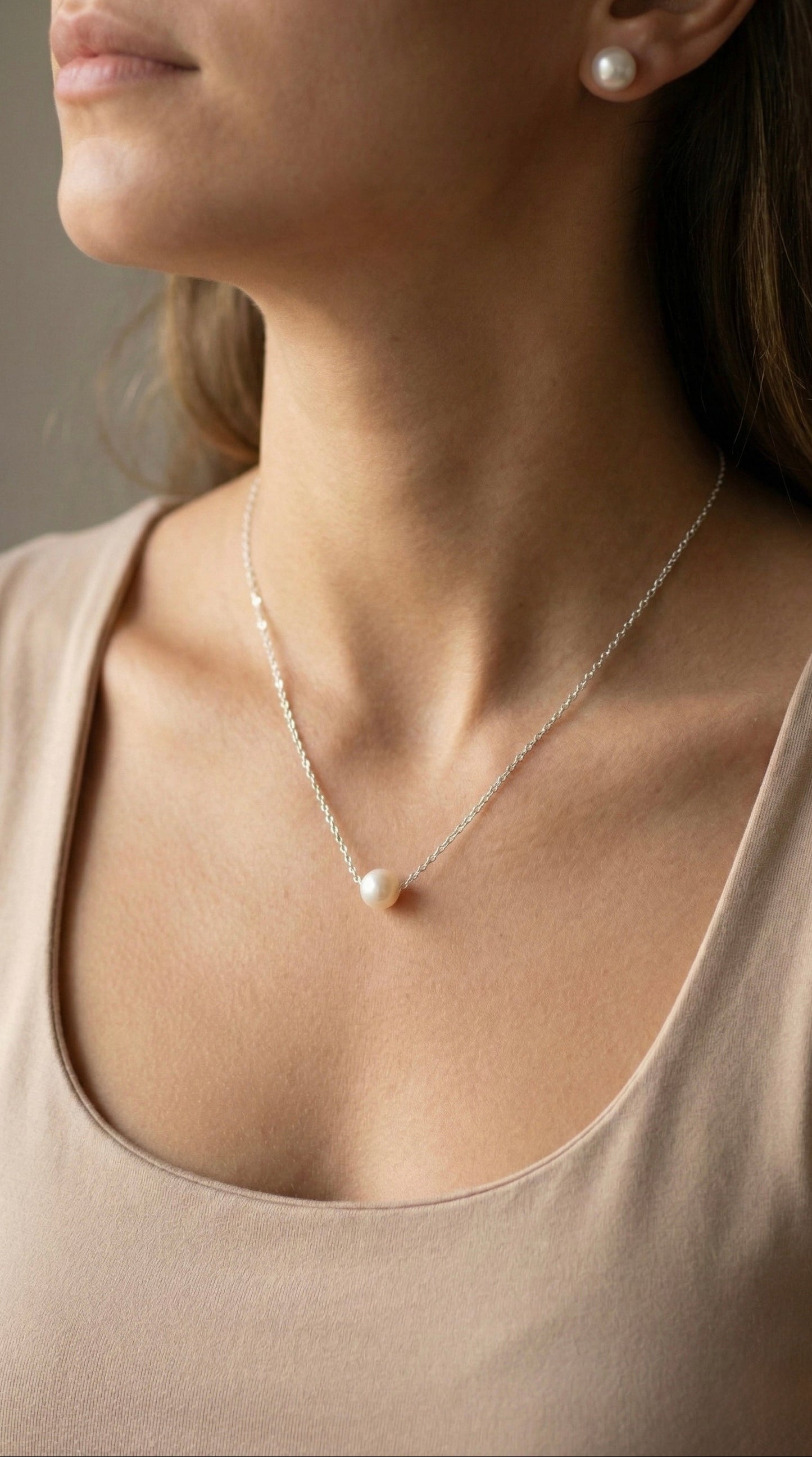 Collar de plata con una perla