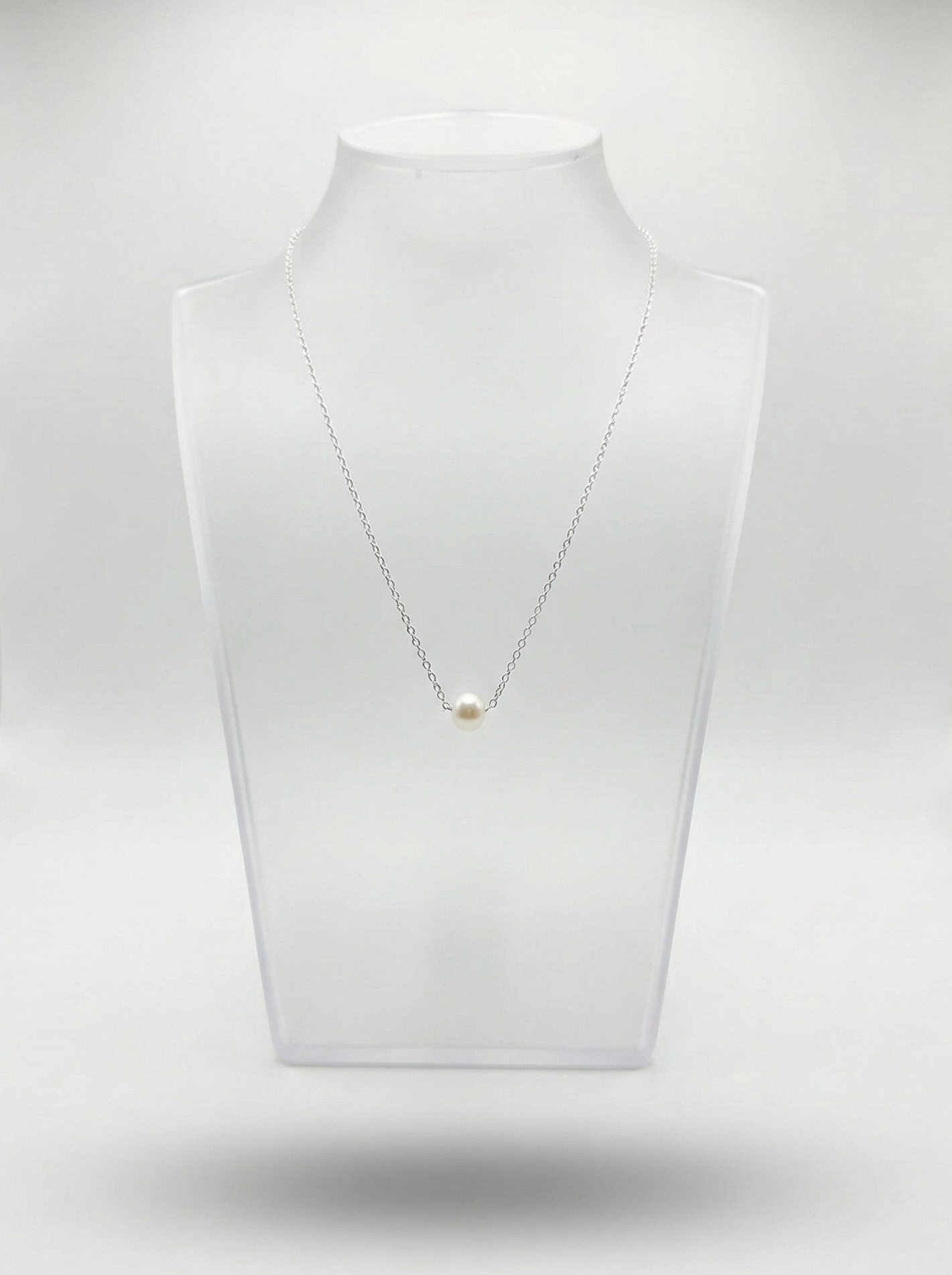 Collar de plata con una perla