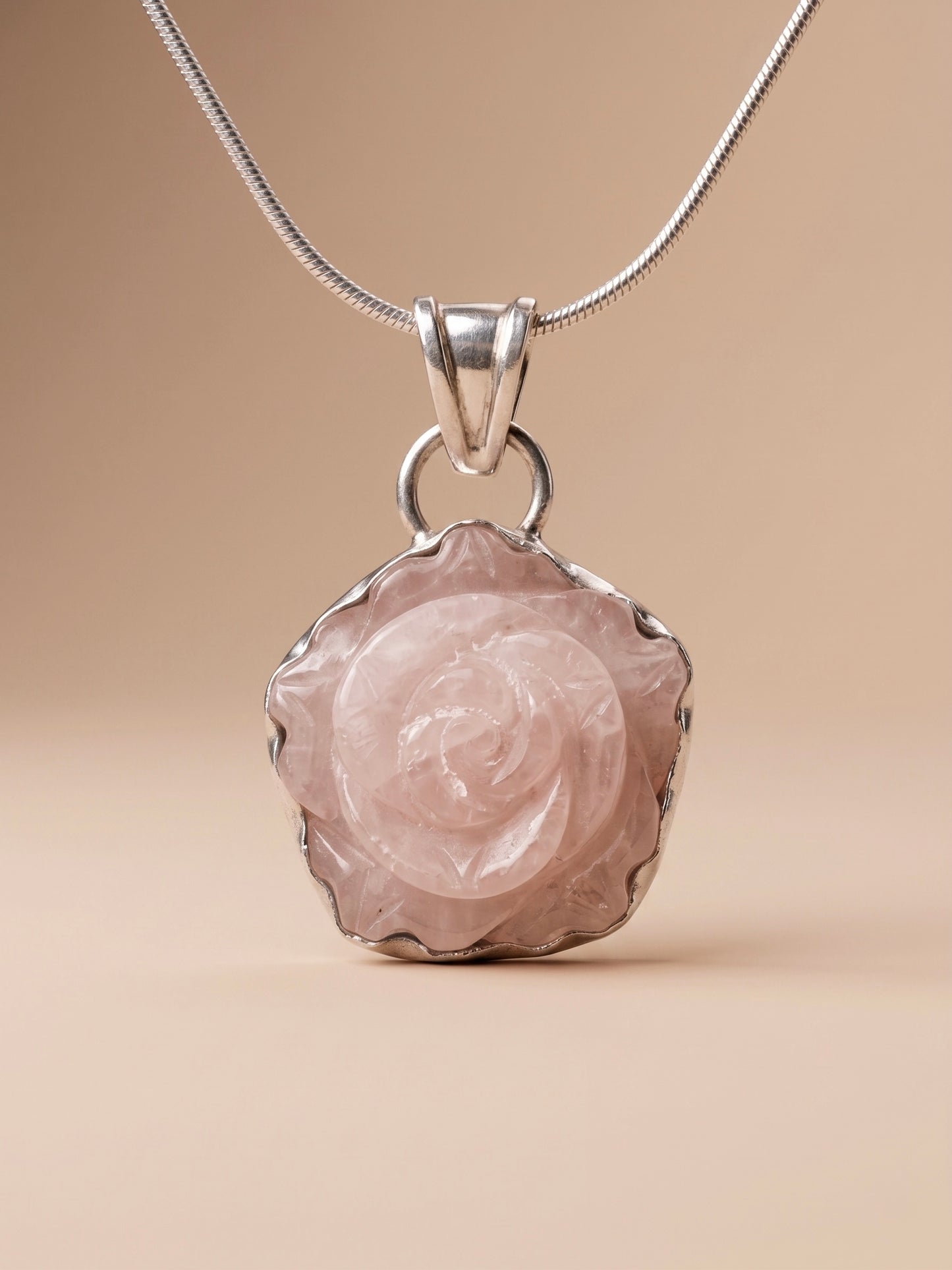 Dije Rosa de Cuarzo Tallado