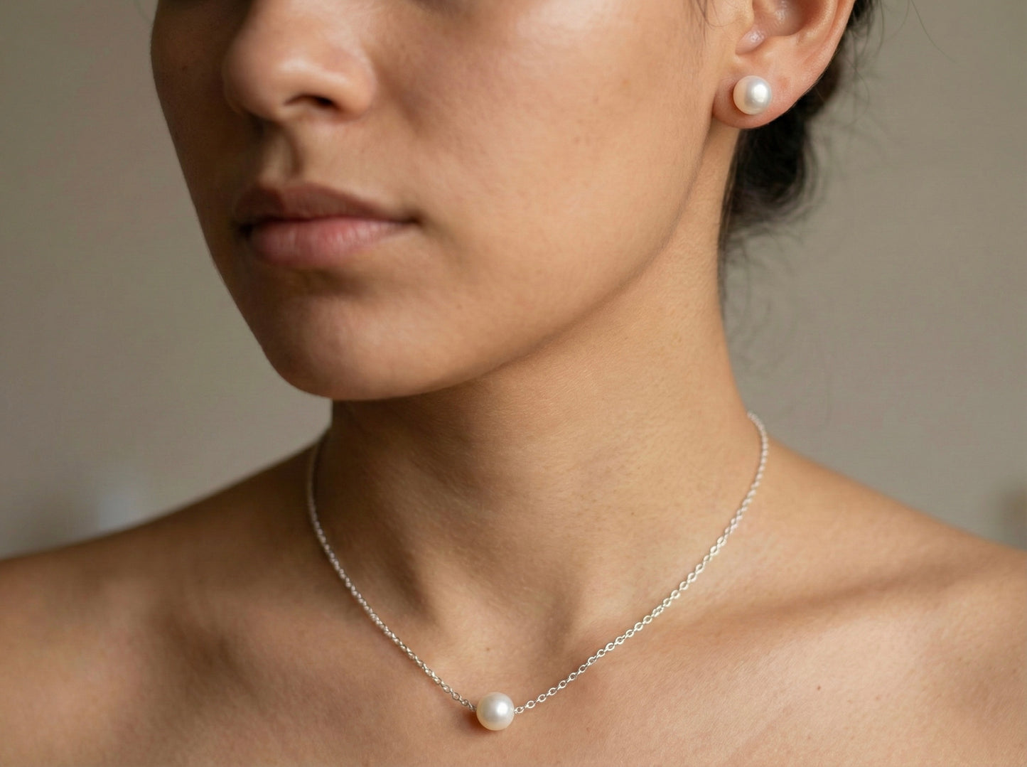 Collar de plata con una perla