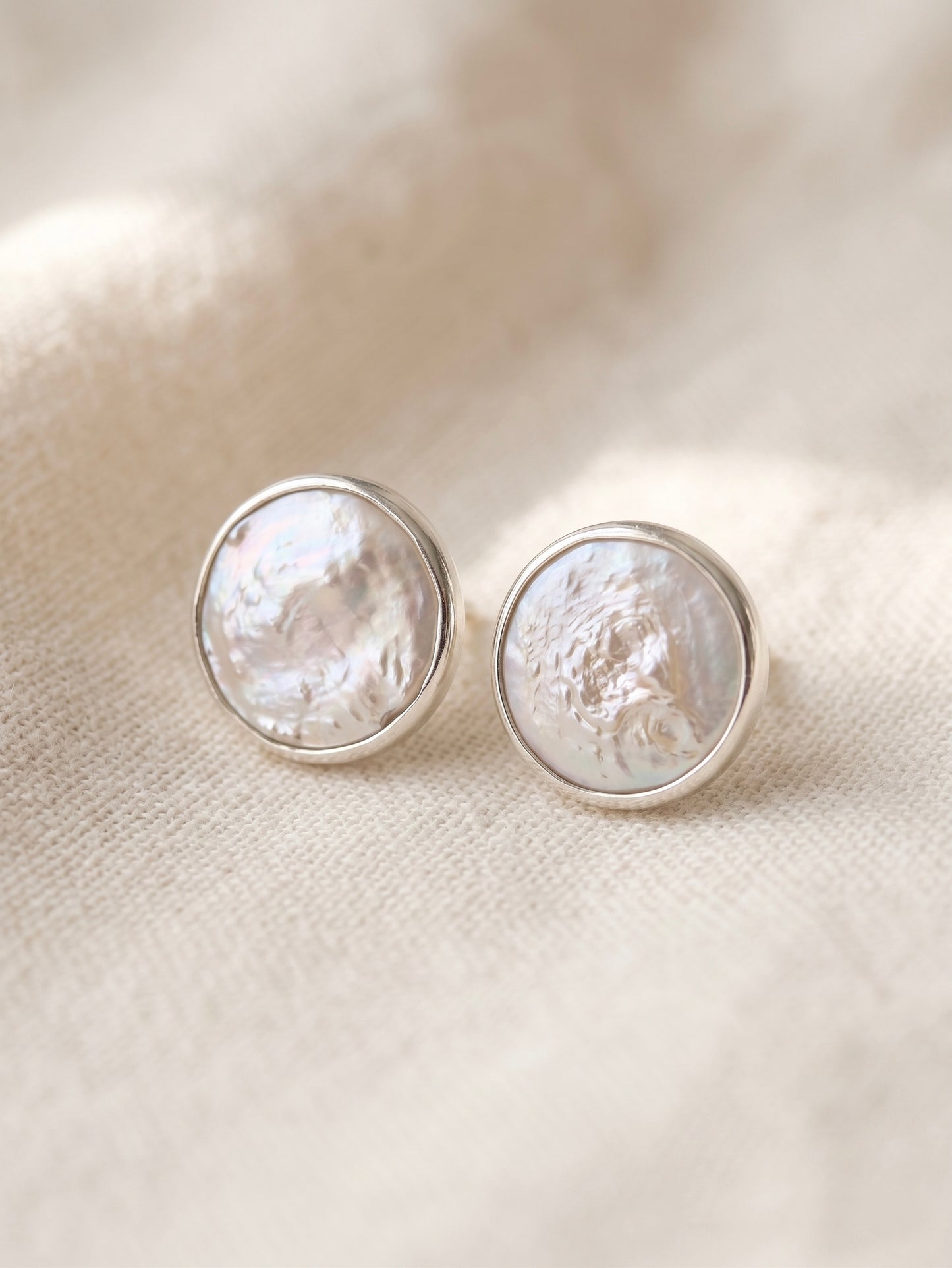 Aretes Botón de Madre Perla en Plata .925