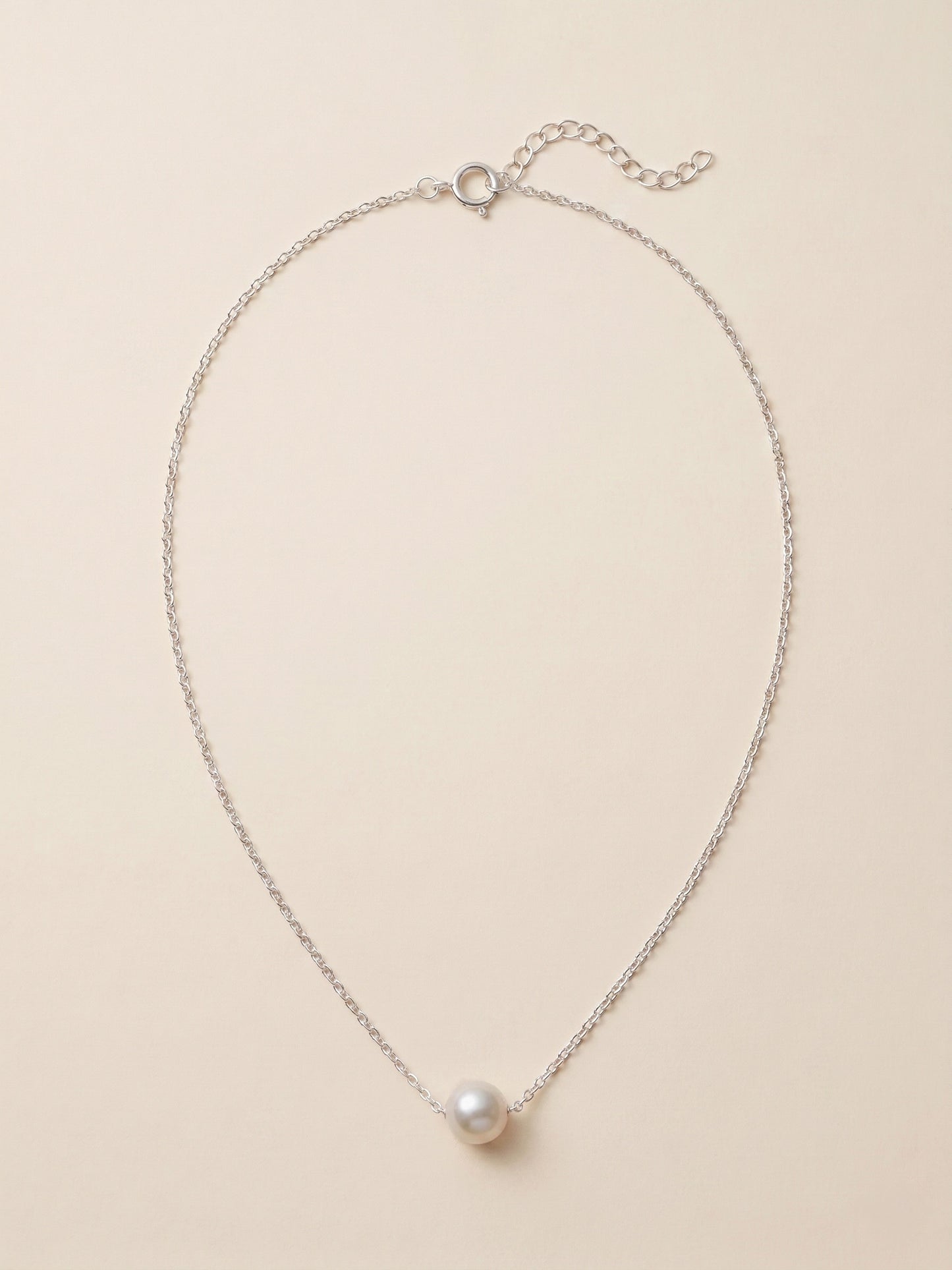 Collar de plata con una perla
